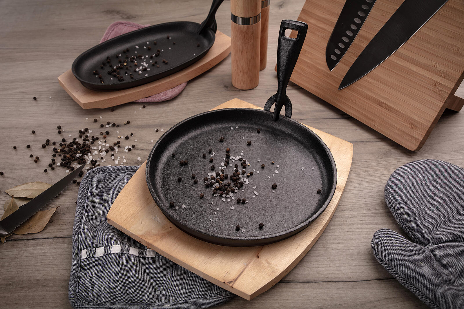 pánev 22cm GRADA litina + dřev.prkénko