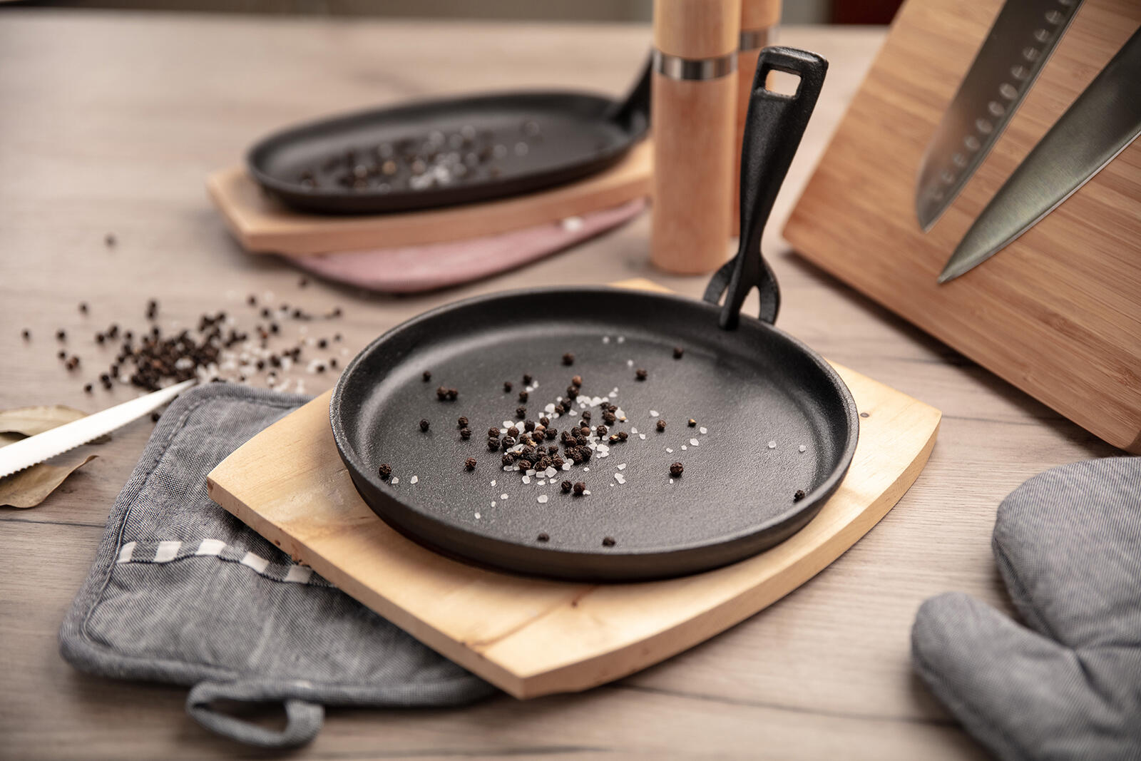 pánev 22cm GRADA litina + dřev.prkénko