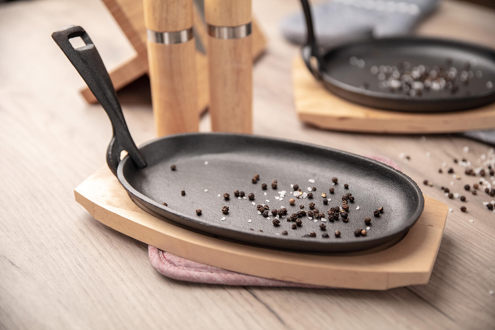 pánev 23x14cm GRADA litina + dřev.prkénko