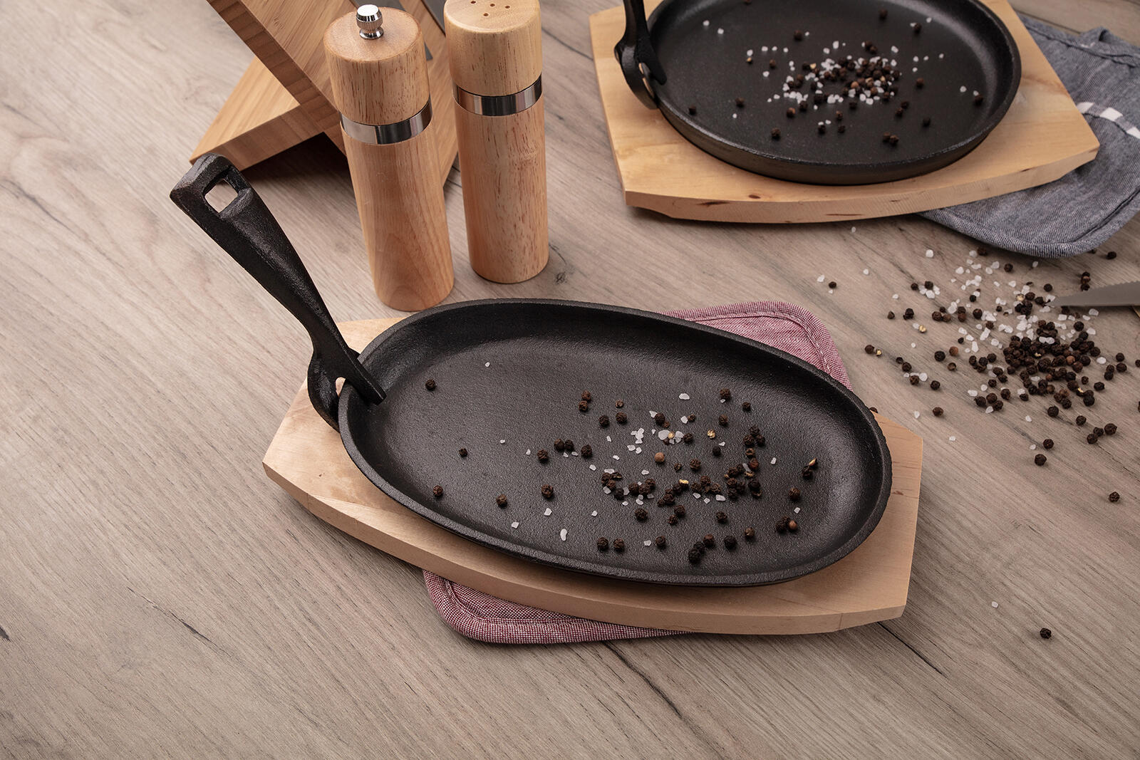 pánev 23x14cm GRADA litina + dřev.prkénko