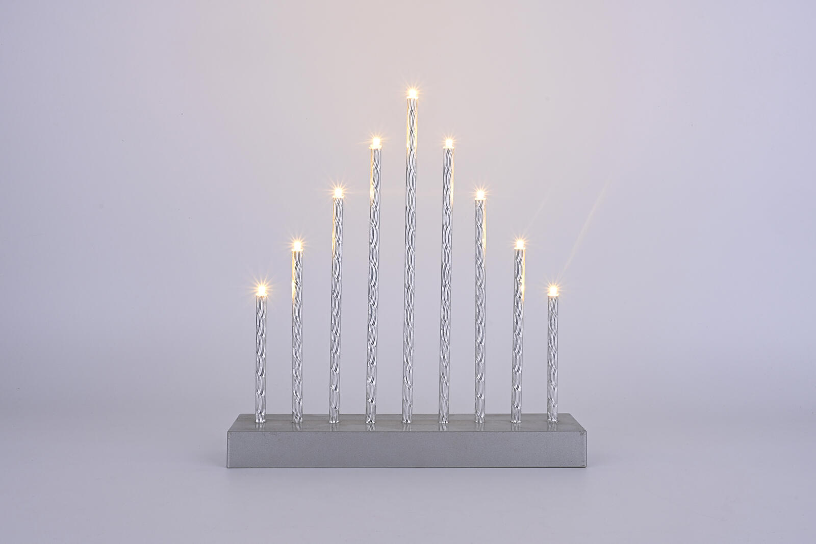 svícen vánoční  9 svíček LED,teplá BÍ,Al+ABS STŘ,26x24,8x5,7cm,3xAA baterie 0.17 Kg MTA MAXMIX Sklad14 791898 8590419790910